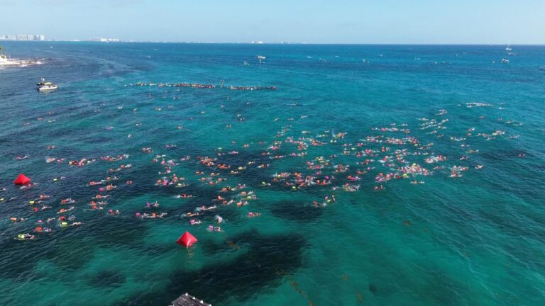 La gobernadora Mara Lezama dando el banderazo de salida a los nadadores en la competencia de aguas abiertas El Cruce desde Playa Caracol.