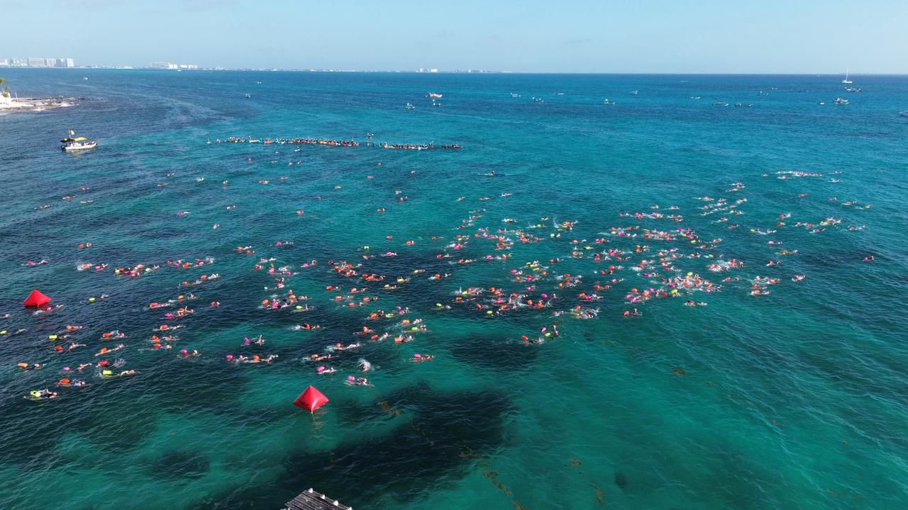 La gobernadora Mara Lezama dando el banderazo de salida a los nadadores en la competencia de aguas abiertas El Cruce desde Playa Caracol.