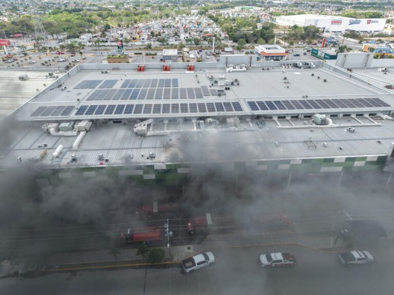 Fuerte operativo de bomberos y cuerpos de emergencia controlando el incendio en Mi Plaza Héroes en Cancún.
