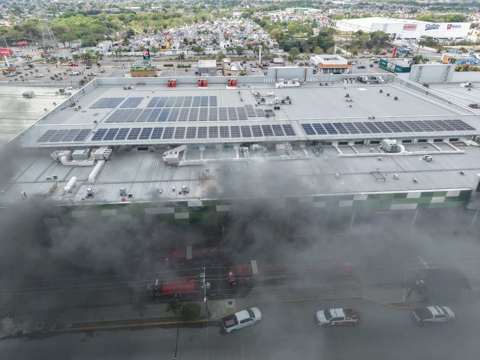 Fuerte operativo de bomberos y cuerpos de emergencia controlando el incendio en Mi Plaza Héroes en Cancún.
