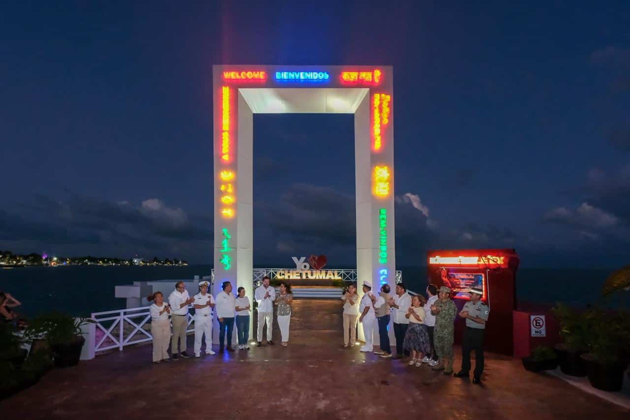 La gobernadora Mara Lezama durante el encendido oficial de la iluminación en el nuevo Portal Marítimo del muelle fiscal de Chetumal.