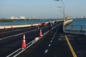 Gobernadora Mara Lezama supervisa pruebas de la Ruta 27 del sistema MOBI sobre el puente Nichupté en Cancún