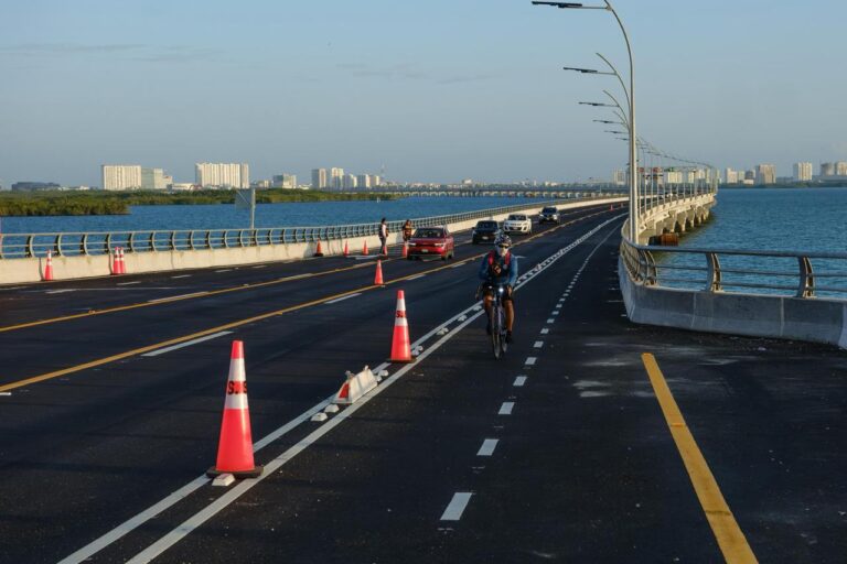 Gobernadora Mara Lezama supervisa pruebas de la Ruta 27 del sistema MOBI sobre el puente Nichupté en Cancún