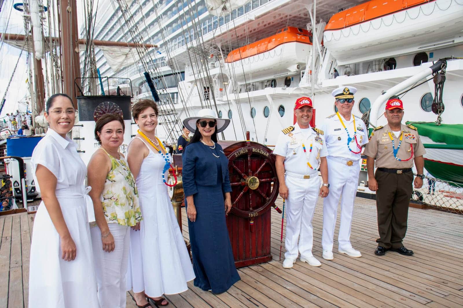 Buque Escuela Simón Bolívar de Venezuela atracado en muelle Punta Langosta de Cozumel
