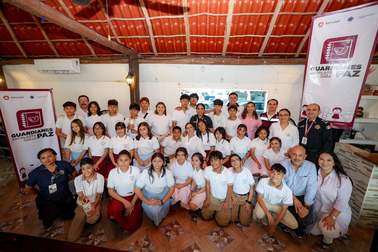 Ana Paty Peralta en desayuno con jóvenes del programa Guardianes Escolares por la Paz en Cancún.