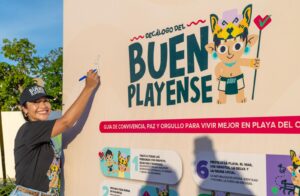 Firma del Decálogo del Buen Playense en el Anfiteatro de la Plaza 28 de Julio, Playa del Carmen