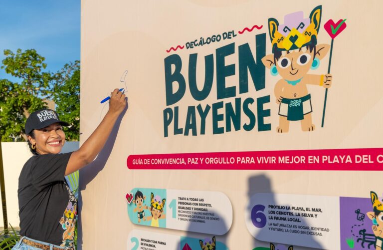 Firma del Decálogo del Buen Playense en el Anfiteatro de la Plaza 28 de Julio, Playa del Carmen