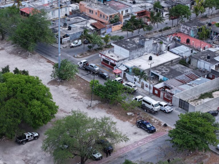 Operativo de Tránsito Municipal retira vehículos del camellón en avenida Chac Mool, Cancún.