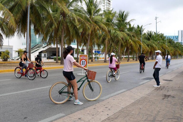 Ana Paty Peralta participa en bicicleta durante la 25ª edición del Paseo Cancunense en Malecón Tajamar