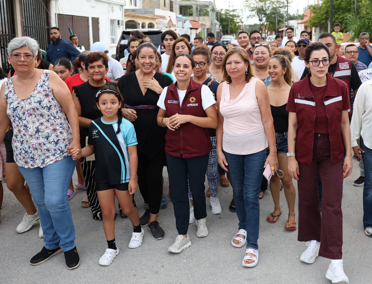 La Presidenta Municipal de Cancún, Ana Paty Peralta, supervisando obras públicas y conviviendo con vecinos en la Supermanzana 235.
