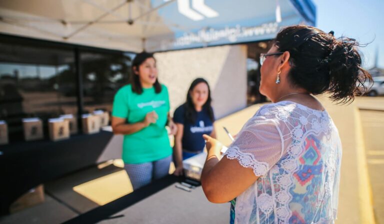 mprendedores de Quintana Roo tramitando el registro de su marca ante el IMPI aprovechando el descuento de la SEDE.