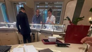 José Ramón López Beltrán visita Cartier en Cancún