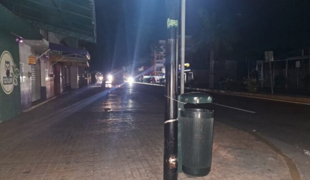 Calles oscuras y semáforos apagados en Playa del Carmen debido a la falta de energía eléctrica por fallas de la CFE.