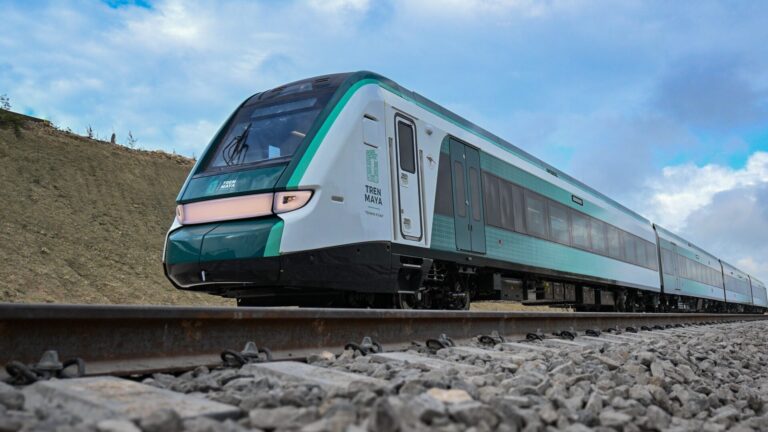 Autotanques de diésel operando para la logística ferroviaria del Tren Maya en la región sureste de México.