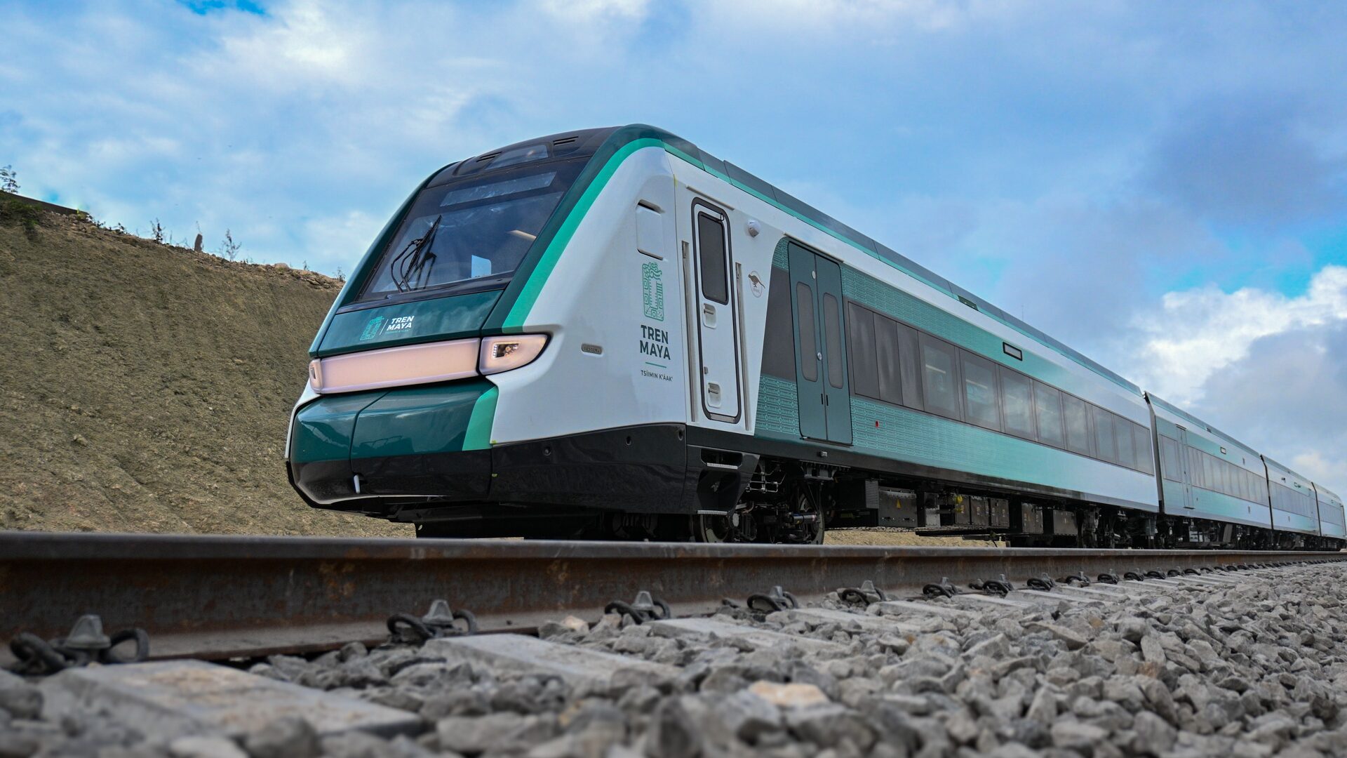 Autotanques de diésel operando para la logística ferroviaria del Tren Maya en la región sureste de México.