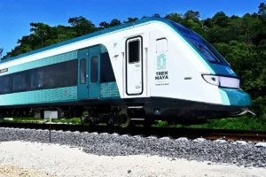 Recorrido del Tren Maya por el sureste de México, proyecto que enfrenta graves pérdidas financieras y requiere subsidios en 2026.