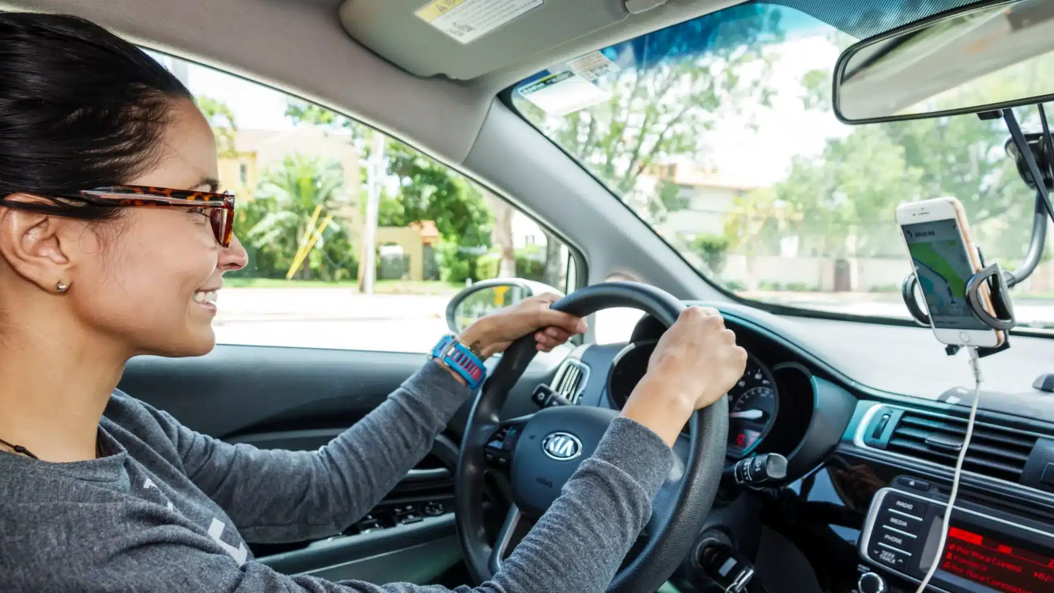 Nueva interfaz de la aplicación móvil mostrando la opción de Uber Mujeres para viajes exclusivos con conductoras.