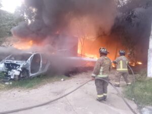 Bomberos de Cancún combaten incendio en deshuesadero sobre avenida López Portillo en Quintana Roo