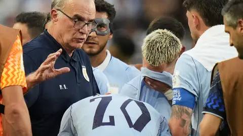 Marcelo Bielsa en conferencia de prensa elogiando Playa del Carmen como base de Uruguay en el Mundial 2026