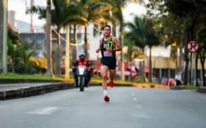Corredores participando en la Carrera del Día del Padre en las instalaciones del Parque Cancún.