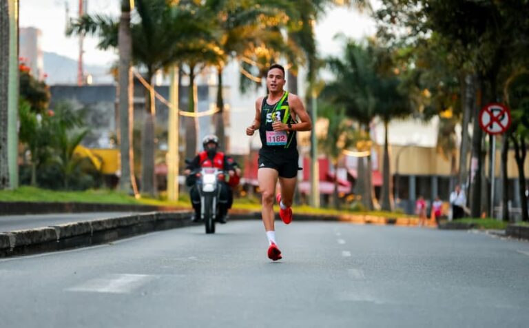 Corredores participando en la Carrera del Día del Padre en las instalaciones del Parque Cancún.
