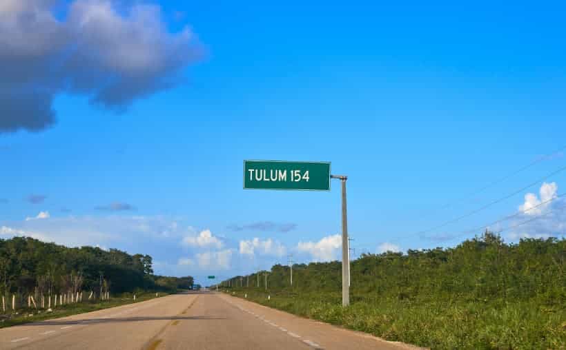 Carretera federal de la zona del silencio entre Felipe Carrillo Puerto y Tulum con proyecto de señal telefónica en Quintana Roo
