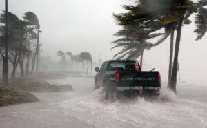 Home 7 Mochila de Emergencia con linterna, radio y botiquín recomendada por Protección Civil de Cancún ante huracanes 2026