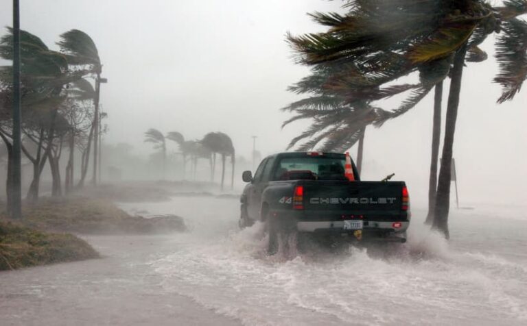 Mochila de Emergencia con linterna, radio y botiquín recomendada por Protección Civil de Cancún ante huracanes 2026