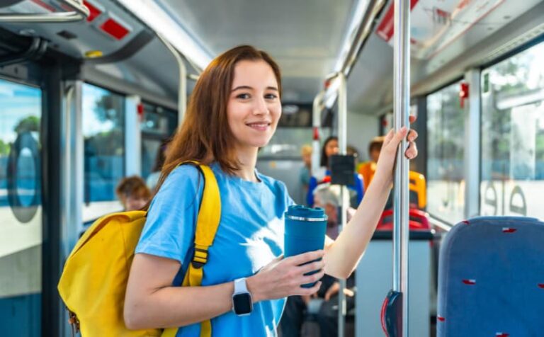 Estudiantes recogen boletos de becas de transporte en Cancún en el palacio municipal de Benito Juárez