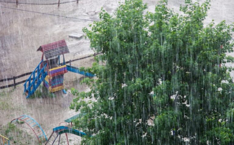 Calles inundadas por récord de lluvias en Mérida y Chetumal según Conagua
