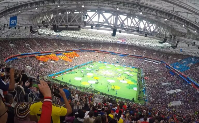 Trabajadores mexicanos viendo el partido inaugural del Mundial 2026 en oficina durante jornada laboral