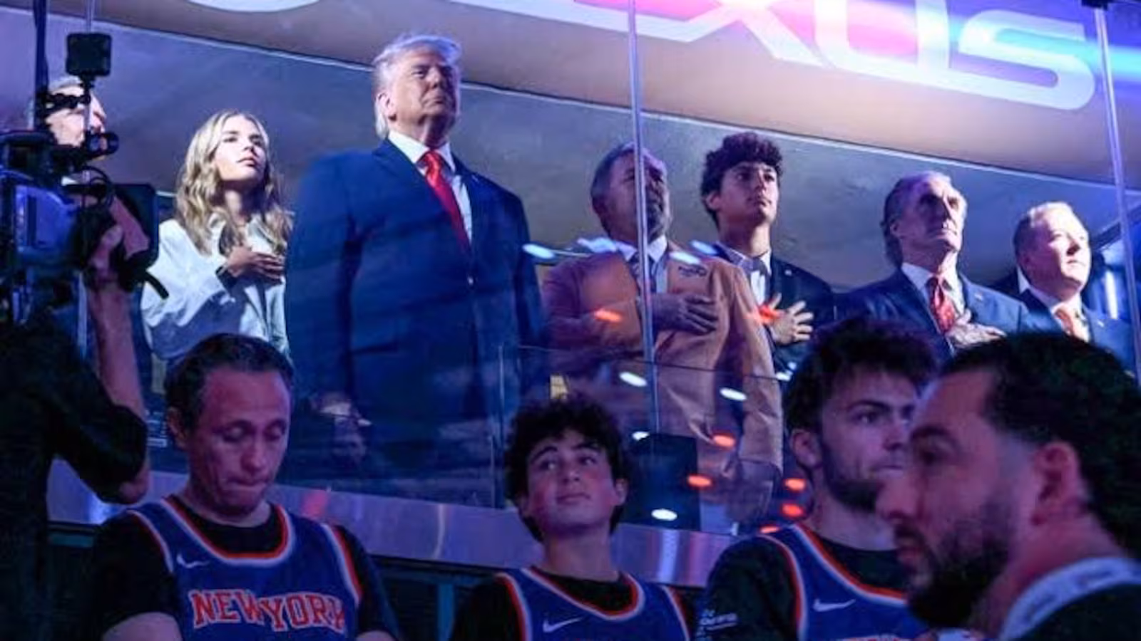 Héctor Contreras, titular del SAT en Quintana Roo, captado en partido de la NBA en el Madison Square Garden