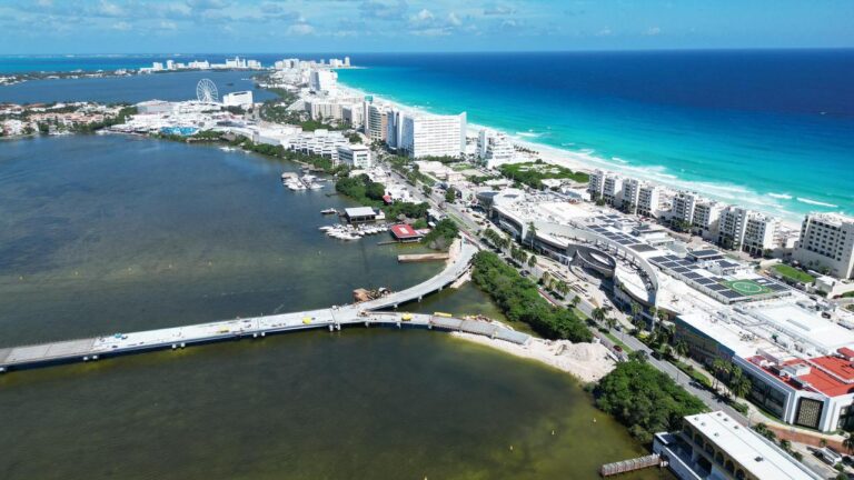 Construcción del Distribuidor Vial Kukulkán en la zona hotelera de Cancún, Quintana Roo
