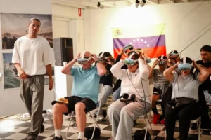 Visitantes con visores de realidad virtual en el documental Venezuela que llega a Cancún en julio de 2026