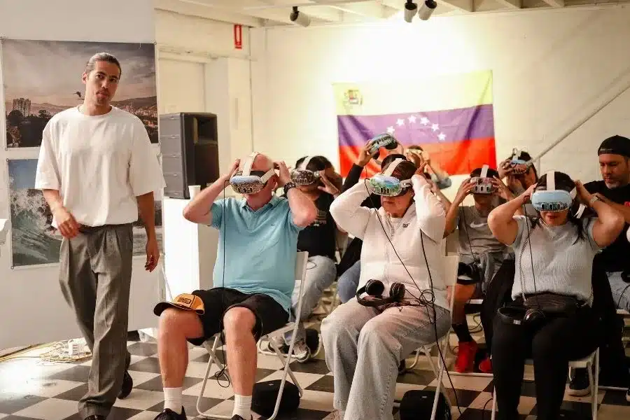 Visitantes con visores de realidad virtual en el documental Venezuela que llega a Cancún en julio de 2026