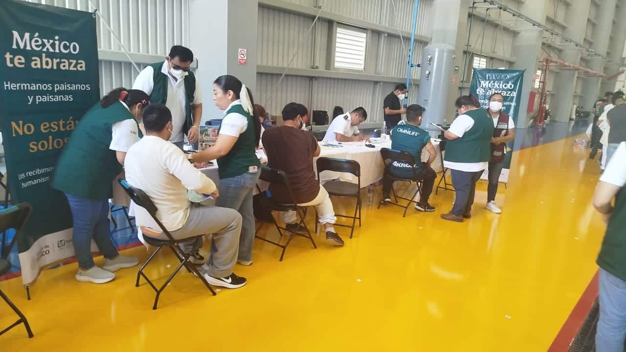 Personal de Sanidad Internacional en vigilancia epidemiológica en aeropuerto de Quintana Roo
