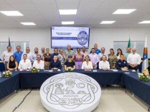 Estefanía Mercado en reunión con notarios de Playa del Carmen para proteger patrimonio familiar