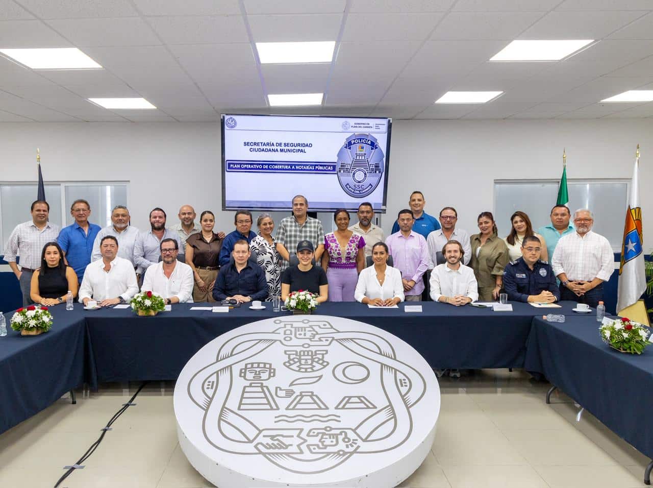 Estefanía Mercado en reunión con notarios de Playa del Carmen para proteger patrimonio familiar
