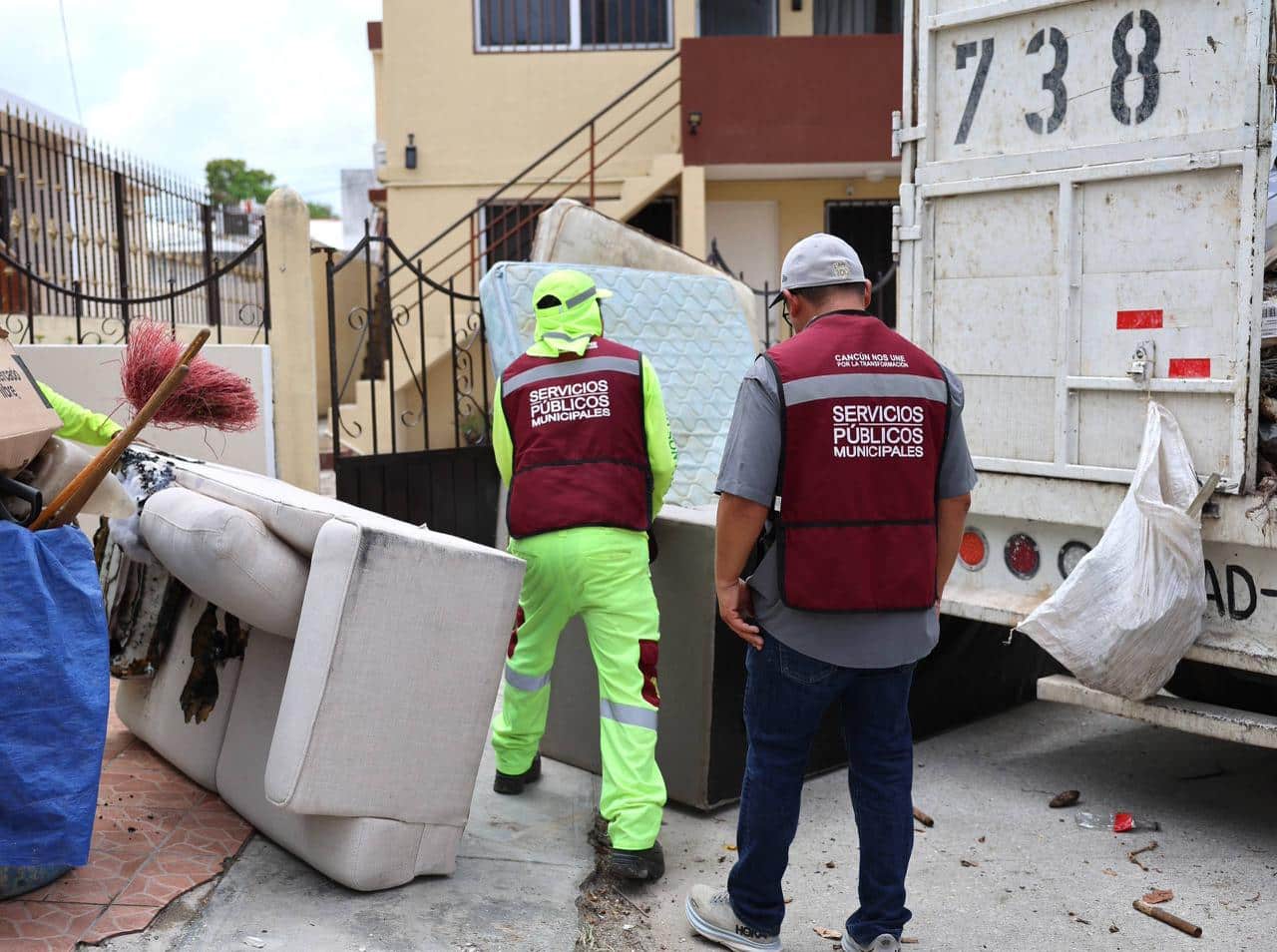 Ana Paty Peralta supervisa descacharrización en la SM 26 de Cancún con retiro de cacharros