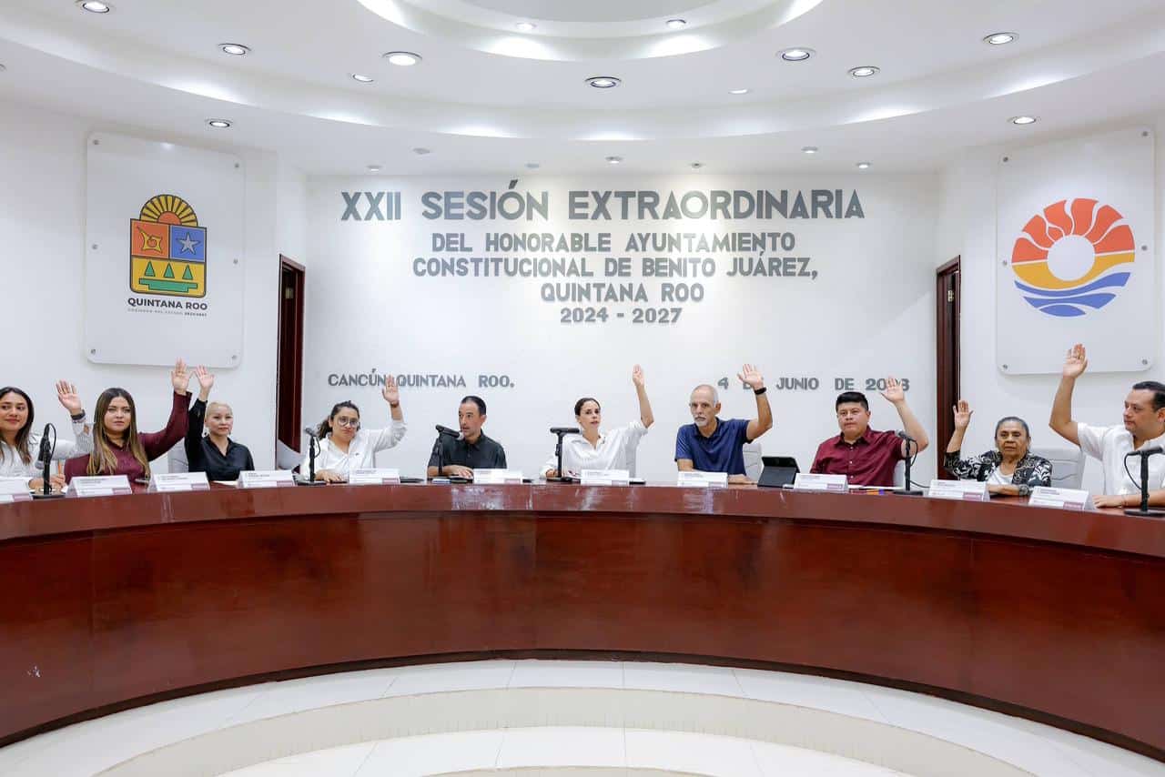 Sesión de Cabildo de Cancún con Ana Paty Peralta aprobando reforma electoral del Artículo 49
