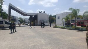 Equipos de emergencia tras la caída del portón en residencial Aqua sobre avenida Huayacán en Cancún