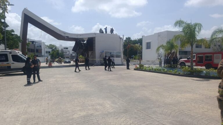 Equipos de emergencia tras la caída del portón en residencial Aqua sobre avenida Huayacán en Cancún