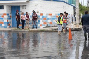 Cuadrilla municipal realiza desazolve de pozo de absorción en SM 505 de Cancún ante temporada de lluvias 2026