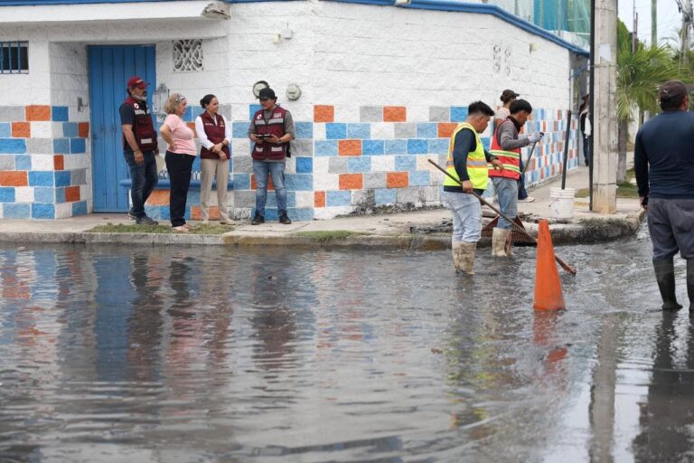 Cuadrilla municipal realiza desazolve de pozo de absorción en SM 505 de Cancún ante temporada de lluvias 2026