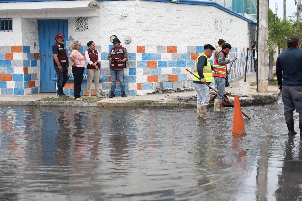 Cuadrilla municipal realiza desazolve de pozo de absorción en SM 505 de Cancún ante temporada de lluvias 2026