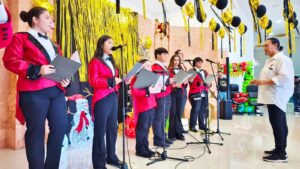 Estudiantes del Taller de Canto durante recital coral Disney en el Museo de la Isla de Cozumel