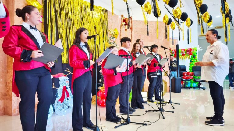Estudiantes del Taller de Canto durante recital coral Disney en el Museo de la Isla de Cozumel