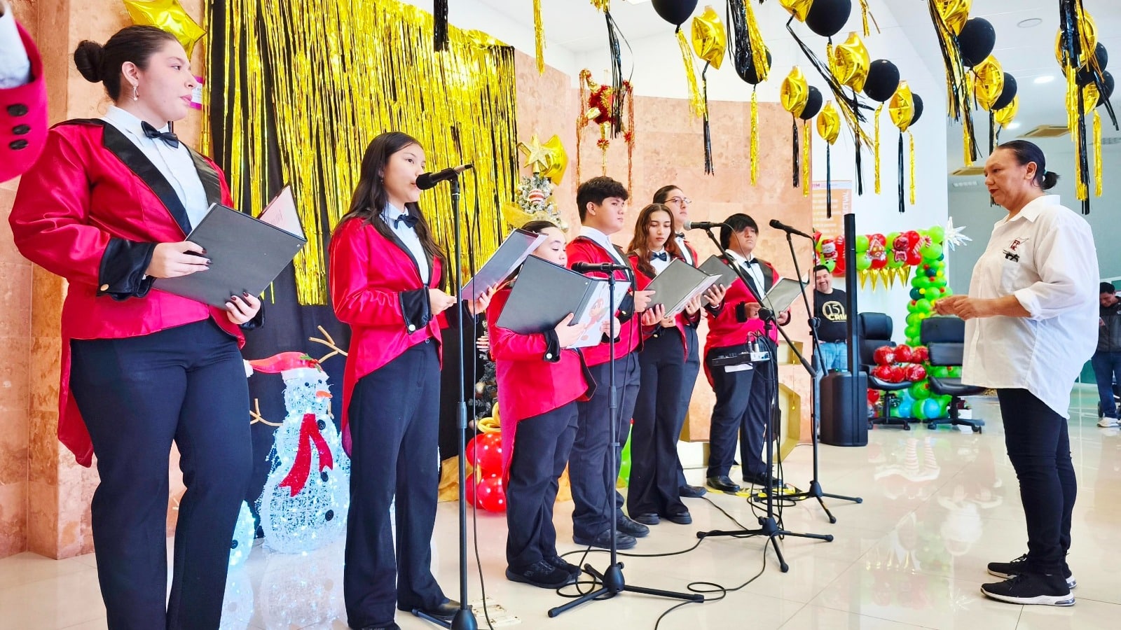Estudiantes del Taller de Canto durante recital coral Disney en el Museo de la Isla de Cozumel