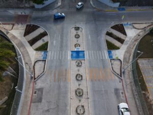 Ana Paty Peralta y Mara Lezama develan placa de obra Entornos Universitarios Seguros en la UT de Cancún