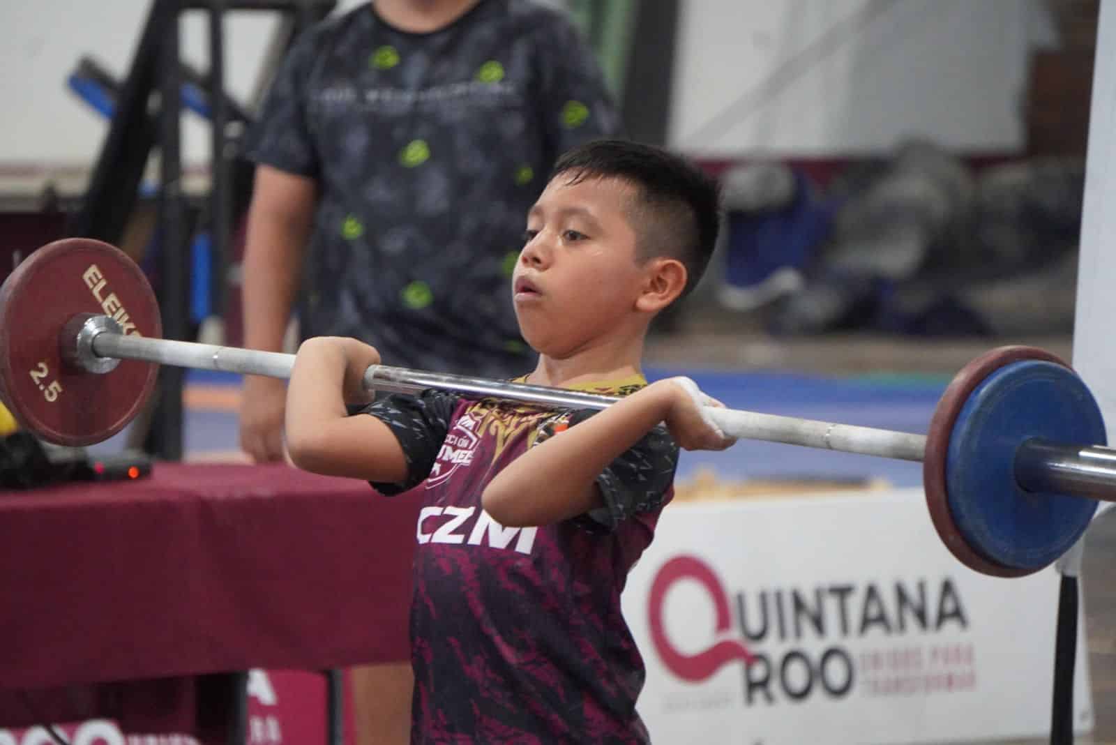Pesistas infantiles compiten en Liga Renacimiento Maya 2026 en Chetumal, Quintana Roo